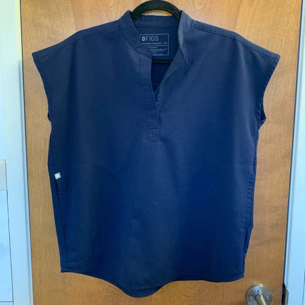 FIGS Women’s Navy Rafaela Oversized Scrub Top